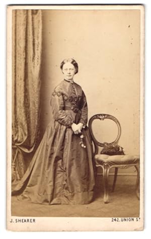 Photo J. Shearer, Aberdeen, 242. Union Street, Dame mittleren Alters im samtenen Kleid mit prunkv...