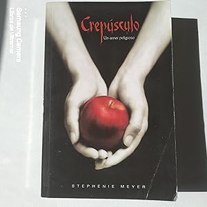 Seller image for Crepsculo. Un amor peligroso. for sale by Libros de Ultramar. Librera anticuaria.