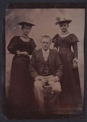 Bild des Verkufers fr Fotografie Ferrotypie Vater mit seinen beiden Tchtern in Biedermeierkleidern mit breiten Hten zum Verkauf von Bartko-Reher