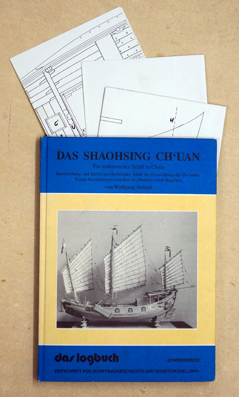 Bild des Verkufers fr Das Shaohsing Ch'uan. Ein traditionelles Schiff in China. [Beschreibung und kurzer geschichtlicher Abriss der Entwicklung der Dschunke. Einige Bemerkung zum Bau des Modells sowie Bauplne. zum Verkauf von antiquariat peter petrej - Bibliopolium AG