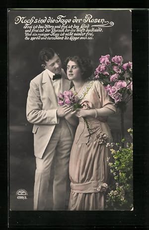 Bild des Verkufers fr Foto-Ansichtskarte R, K / L: Hoch sind die Tage der Rosen., Frau mit Rosen in der Hand, vom Mann umworben zum Verkauf von Bartko-Reher