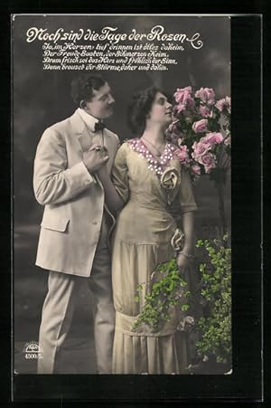 Bild des Verkufers fr Foto-Ansichtskarte R, K / L: Hoch sind die Tage der Rosen., Mann hlt die Hand der Frau, sie riecht an den Rosen zum Verkauf von Bartko-Reher
