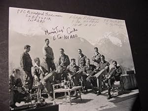 Bild des Verkufers fr SIGNED PHOTO - BAND OF BROTHERS MULTI SIGNED PHOTO zum Verkauf von Daniel Montemarano