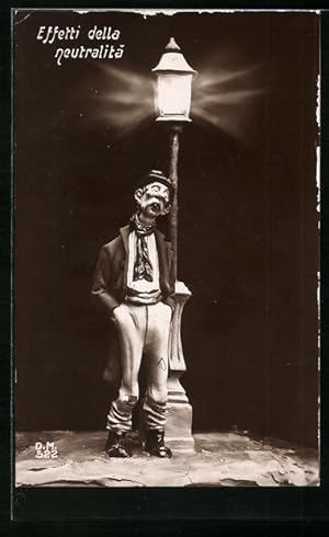 Ansichtskarte Effetti della neutralita, Mann steht nachts an einer Laterne, Karikatur