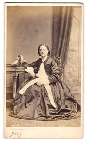 Photo Turner, Everitt, Islington, 17. Upper Street, Gestandene Dame mit kurzem Haar im hochwertig...