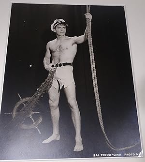Foto Gay New York // (Ohne Titel). Junger schöner Seemann in Shorts, mit freiem Oberkörper und Un...