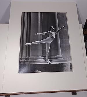 Foto Gay New York Tanz // (Ohne Titel). Junger schöner Mann im Ballett-Kostüm, in schöner Pose, v...