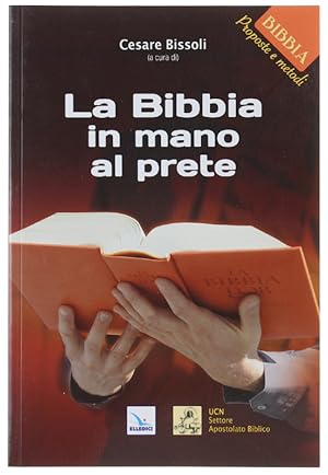 LA BIBBIA IN MANO AL PRETE.: