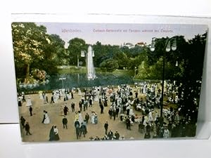 Bild des Verkufers fr Wiesbaden. Curhaus - Gartenseite mit Fontaine whrend des Conzerts. Alte Ansichtskarte / Lithographie farbig gel. 1915. Kurpark mit See und vielen Besuchern. zum Verkauf von ABC Versand e.K.