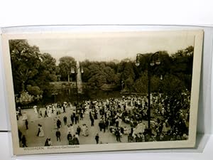 Bild des Verkufers fr Wiesbaden. Kurhaus - Gartenseite. Alte Ansichtskarte / Lithographie s/w gel. als Feldpost 1917. See, Fontaine, viele Besucher. zum Verkauf von ABC Versand e.K.