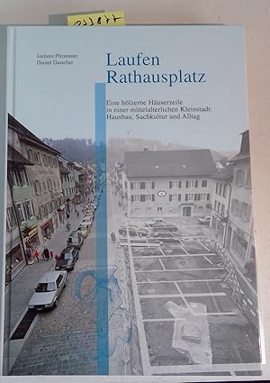 Image du vendeur pour Laufen Rathausplatz. Eine hlzerne Huserzeile in einer mittelalterlichen Kleinstadt: Hausbau, Sachkultur und Alltag. Die Ergebnisse der Grabunskampagnen 1988 und 1989 mis en vente par Antiquariat Trger