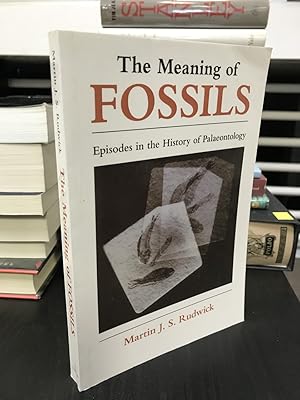 Bild des Verkufers fr The Meaning of Fossils: Episodes in the History of Palaeontology zum Verkauf von THE PRINTED GARDEN, ABA, MPIBA