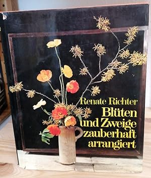 Bild des Verkufers fr Blten und Zweige zauberhaft arrangiert - 32 groformatige Farbbilder veranschaulichen die Gestaltung und Technik des Blumenarrangements. zum Verkauf von Buchhandlung Loken-Books
