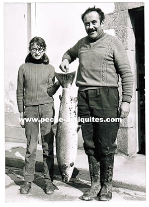 Pêche dans l'Elle (A Quimperlé).Le saumon de M.Marcel Porhiel: 1m05 et 22 livres