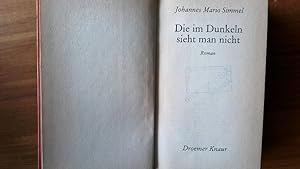 Seller image for Die im Dunkeln sieht man nicht. Roman. for sale by Antiquariat Bookfarm