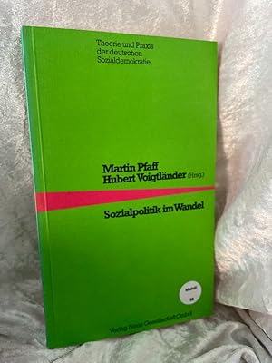 Imagen del vendedor de Sozialpolitik im Wandel. Von der selektiven zur integrierten Sozialpolitik Martin Pfaff ; Hubert Voigtlnder (Hrsg.) / Theorie und Praxis der deutschen Sozialdemokratie a la venta por Antiquariat Jochen Mohr -Books and Mohr-