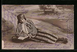 Bild des Verkufers fr Ansichtskarte Rumnische Trachten, Frau liegt darnieder und liest ein Buch, Port National Roman zum Verkauf von Bartko-Reher