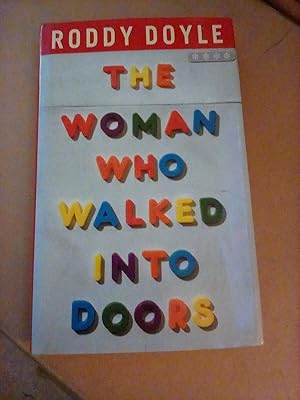 Image du vendeur pour The Woman Who Walked into Doors mis en vente par CurvedLineVintage