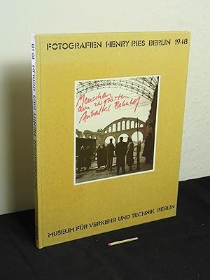 Bild des Verkufers fr Menschen am zerstrten Anhalter Bahnhof - Fotografien von Henry Ries aus Berlin 1948 - zum Verkauf von Erlbachbuch Antiquariat