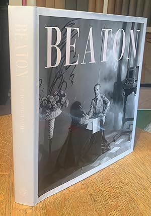 Beaton: Photographs. Editorial Note by Mark Holborn. Introduction by Annie Leibovitz.