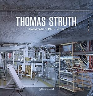 Image du vendeur pour Thomas Struth. Fotografien 1978 - 2010. Herausgegeben von Anette Kruszynski, Tobia Bezzola und James Lingwood. mis en vente par Antiquariat Lenzen