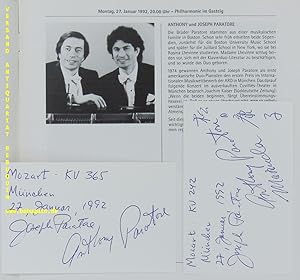 Bild des Verkufers fr 4 eigenhndig signierte und datierte Autogrammkarten. Mit dem L'Orchestra da Camera di Padova e del Veneto. zum Verkauf von Antiquariat Bebuquin (Alexander Zimmeck)