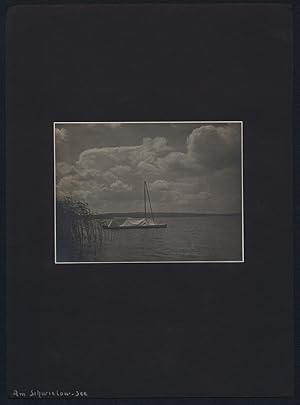 Immagine del venditore per Fotografie unbekannter Fotograf, Ansicht Schwielowsee, abgedecktes Segelboot am Seeufer, Grossformat 24 x 32cm venduto da Bartko-Reher
