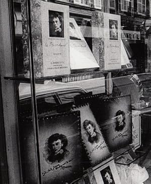 Originele zwart-witfoto van een vitrine van een patisserie aan de Rue du Moulin in Charleville, g...