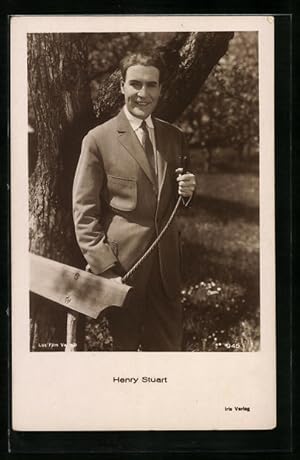 Bild des Verkufers fr Ansichtskarte Schauspieler Henry Stuart steht lchelnd in einem Park zum Verkauf von Bartko-Reher