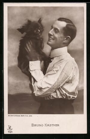 Bild des Verkufers fr Ansichtskarte Schauspieler Bruno Kastner lchelnd mit einem Hund auf den Armen zum Verkauf von Bartko-Reher