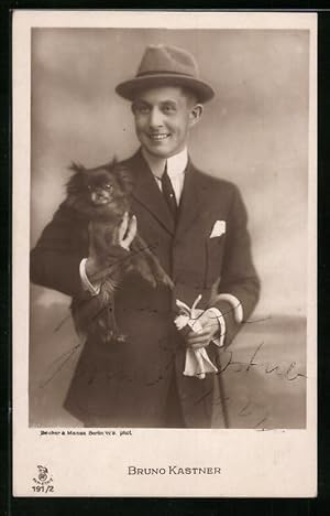 Bild des Verkufers fr Ansichtskarte Schauspieler Bruno Kastner im Anzug mit Hut und Hund im Arm zum Verkauf von Bartko-Reher