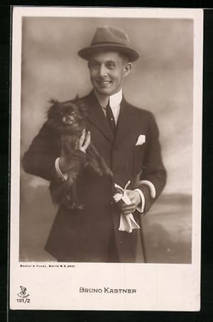 Bild des Verkufers fr Ansichtskarte Schauspieler Bruno Kastner im Anzug mit Hut und einem Hund im Arm zum Verkauf von Bartko-Reher