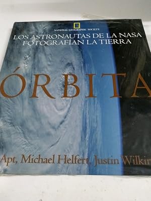 Imagen del vendedor de Los astronautas de la NASA fotografa la tierra a la venta por Libros Ambig