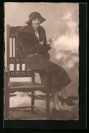 Ansichtskarte Rauchende Dame auf einer Stuhllehne