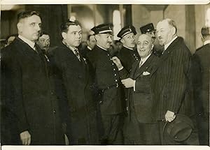 "Remise de médailles par Mr CHIAPPE Préfet de Police 1932" Photo de presse originale G. DEVRED Ag...