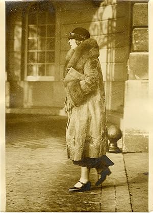 "S.M. la Reine MARIE de YOUGOSLAVIE à sa sortie de l'Hôtel RITZ (1931)" Photo de presse originale...