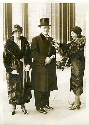"COMTE O'KELLY de GALLAGH et la Comtesse à leur arrivée à la Madeleine Paris 1932" Photo de press...