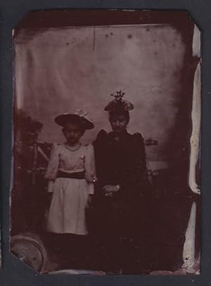 Bild des Verkufers fr Fotografie Ferrotypie Mutter, Tochter tragen modische Kleider und Hte zum Verkauf von Bartko-Reher