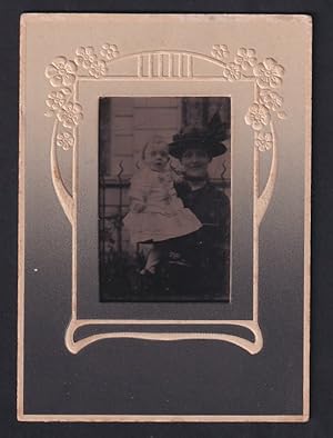 Bild des Verkufers fr Fotografie Ferrotypie Dame mit Hut hlt Tochter im weissen Kleidchen im Arm zum Verkauf von Bartko-Reher