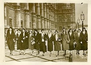 "Un groupe de femmes députés anglaises sur la terrasse de la Maison du Parlement à LONDRES 1931" ...