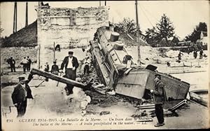 Ansichtskarte / Postkarte Bataille de la Marne, un train dans la Marne, Zugunglück, I WK