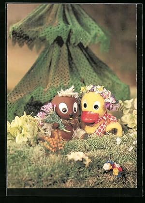 Bild des Verkufers fr Ansichtskarte Pittiplatsch neben Schnatterinchen mit Blumenkranz auf dem Kopf zum Verkauf von Bartko-Reher