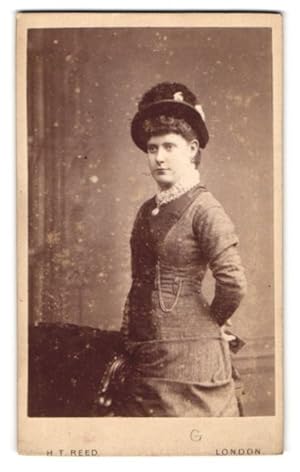 Bild des Verkufers fr Photo Henry T. Reed, London, 16, Tottenham Court Road, Junge Dame im modischen Kleid zum Verkauf von Bartko-Reher