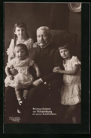 Bild des Verkufers fr Ansichtskarte Paul von Hindenburg, der Reichsprsident mit seinen Enkelkindern zum Verkauf von Bartko-Reher