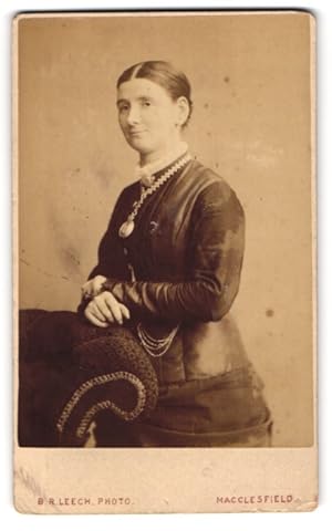 Photo B. R. Leech, Macclesfield, 30. Roe Street, Gestandene Frau im samtenen Kleid mit dicker Gol...