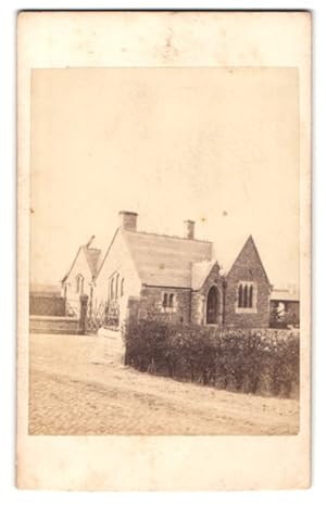 Fotografie H. Petschler, Co., Mancherster, unbekannter Ort, kleine Kapelle / Chapel in einem Ort