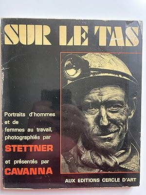 Seller image for Sur le tas. Portraits d'hommes et de femmes au travail. for sale by ShepherdsBook