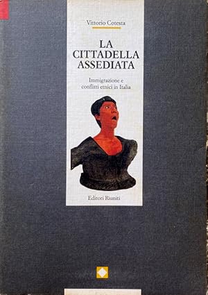 Immagine del venditore per LA CITTADELLA ASSEDIATA. IMMIGRAZIONE E CONFLITTI ETNICI IN ITALIA venduto da CivicoNet, Libreria Virtuale