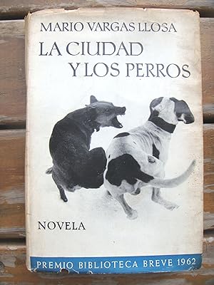 Imagen del vendedor de LA CIUDAD Y LOS PERROS. a la venta por Cabalgando en un Silbido