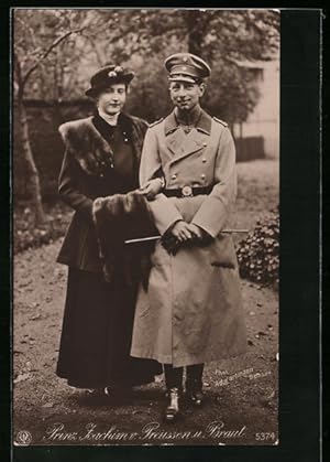 Bild des Verkufers fr Ansichtskarte Prinz Joachim von Preussen und Braut im Park zum Verkauf von Bartko-Reher